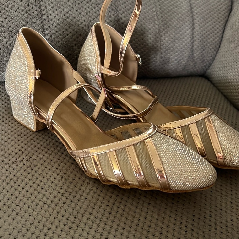 Women’s 9.5 beautiful shoes never worn